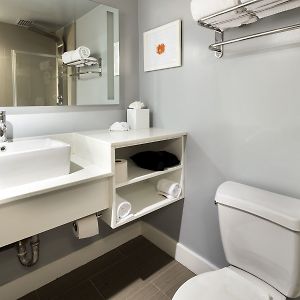 Deluxe King Room Poolside